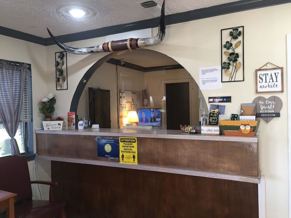 Executive Inn Hebbronville - photo 3