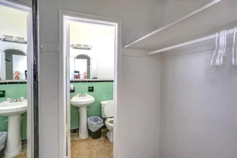Richard's Pet Friendly Motel - photo 29