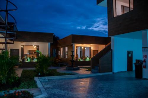 Toucan Platinum Suites Aparthotel — Unknown City