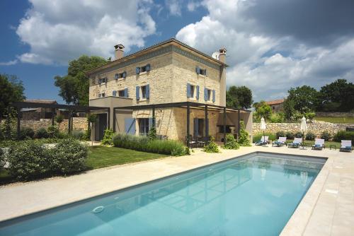 Villa PI for 8 people in Central Istria with heated pool & large garden — 4-Star Luxury Hotel in Tinjan, Croatia