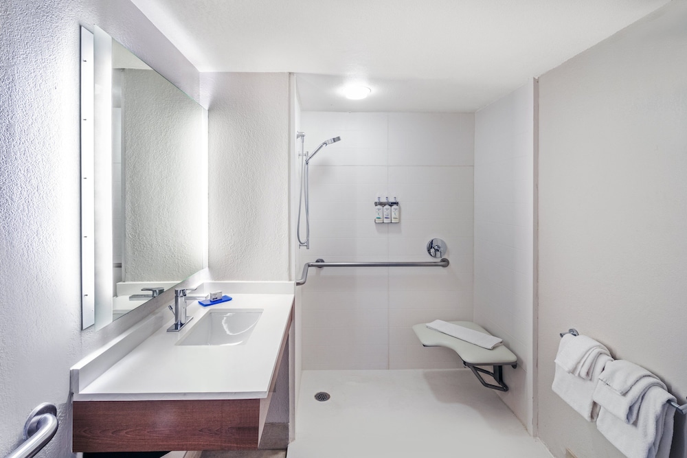 HI Express El Paso Downtown an IHG Hotel - photo 4