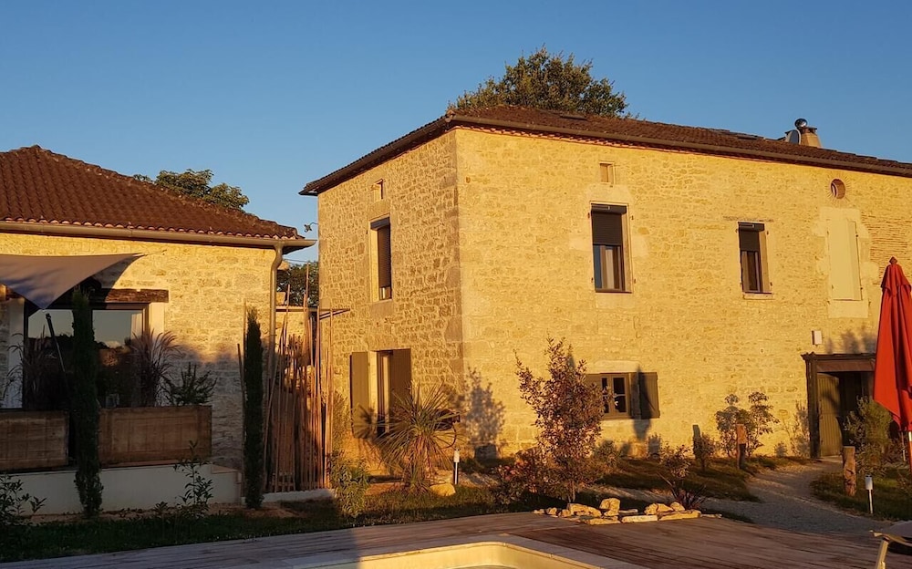 Maison Reces — 4-Star Luxury Hotel in Puy-L'eveque, France