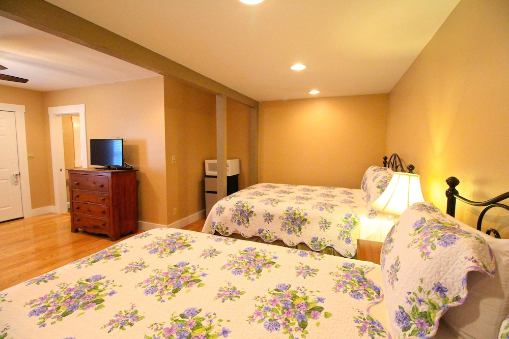 Peach Tree Inn & Suites - photo 5