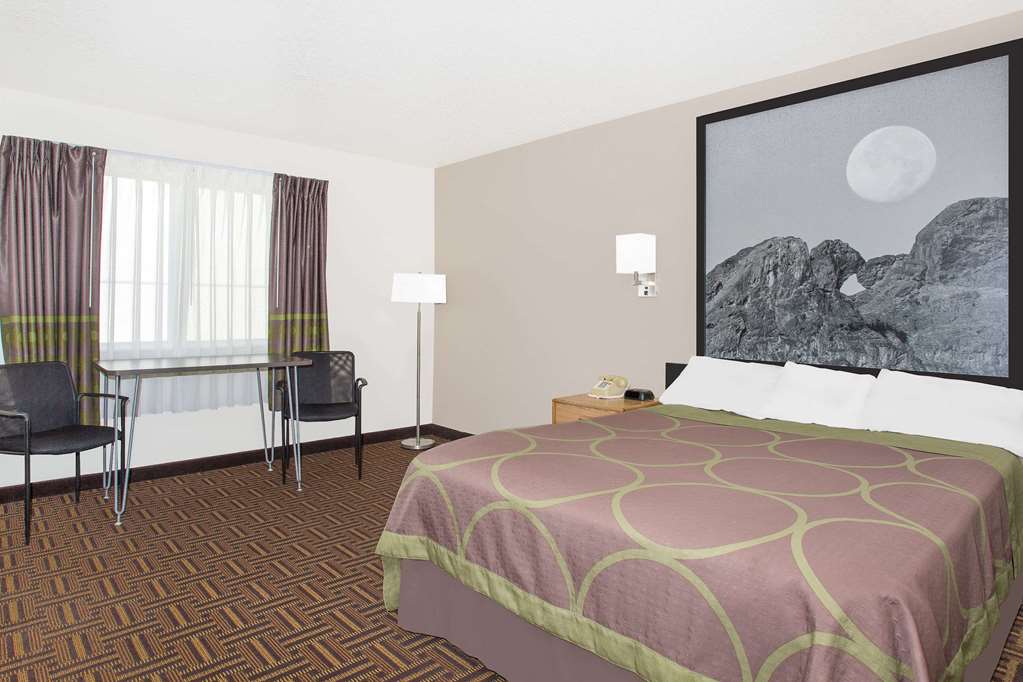 Super 8 by Wyndham Bloomfield - photo 5