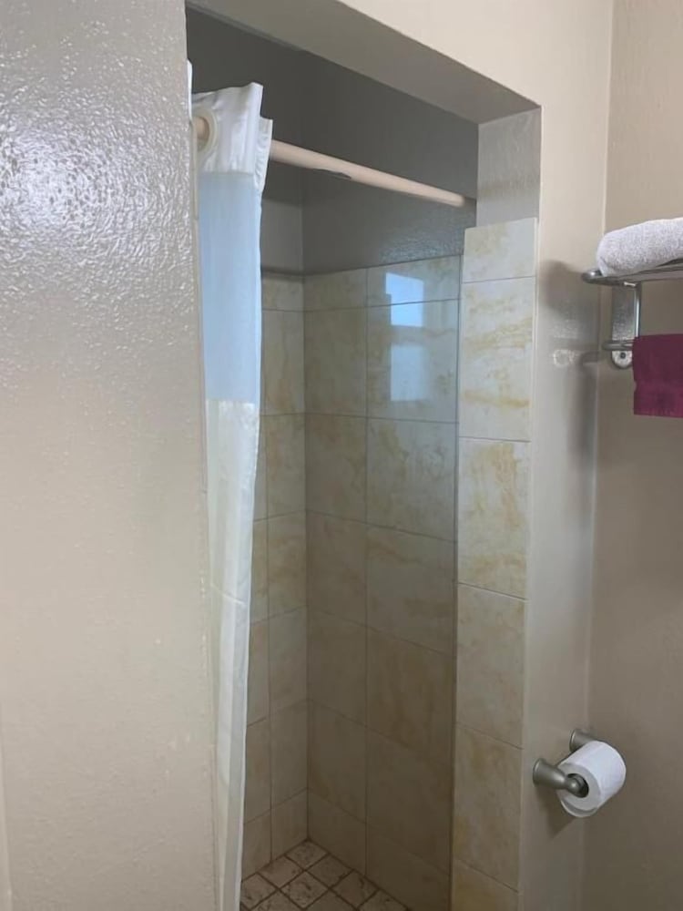 Prince of Wales Motel - photo 12
