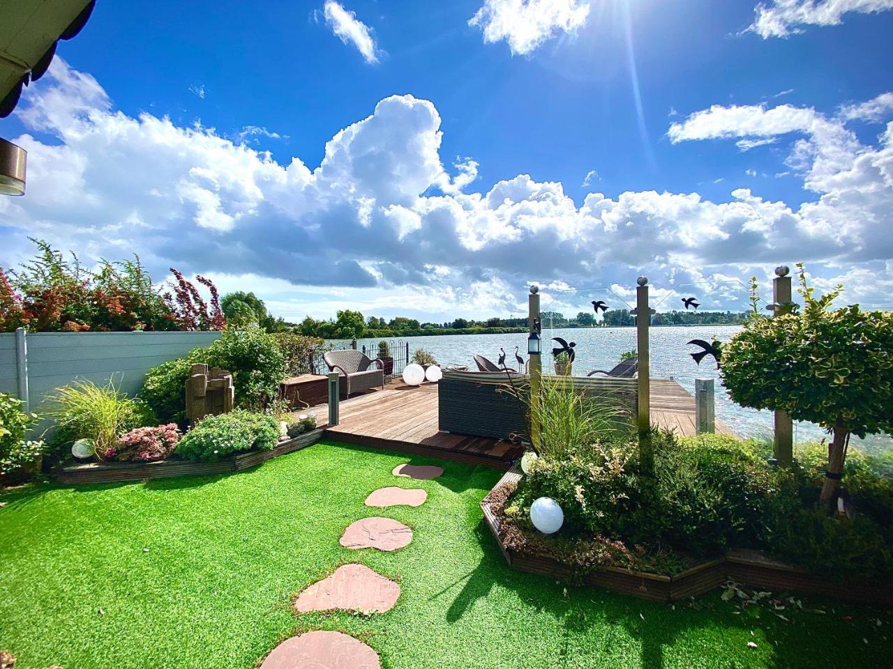 Ferienhaus mit wundervollem Seeblick Ferienpark Vislust Ijsselmeer — hotel in Medemblik