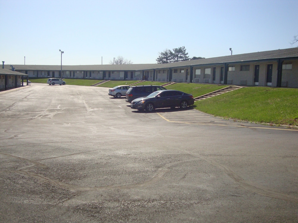 Topeka Plaza Inn - photo 24