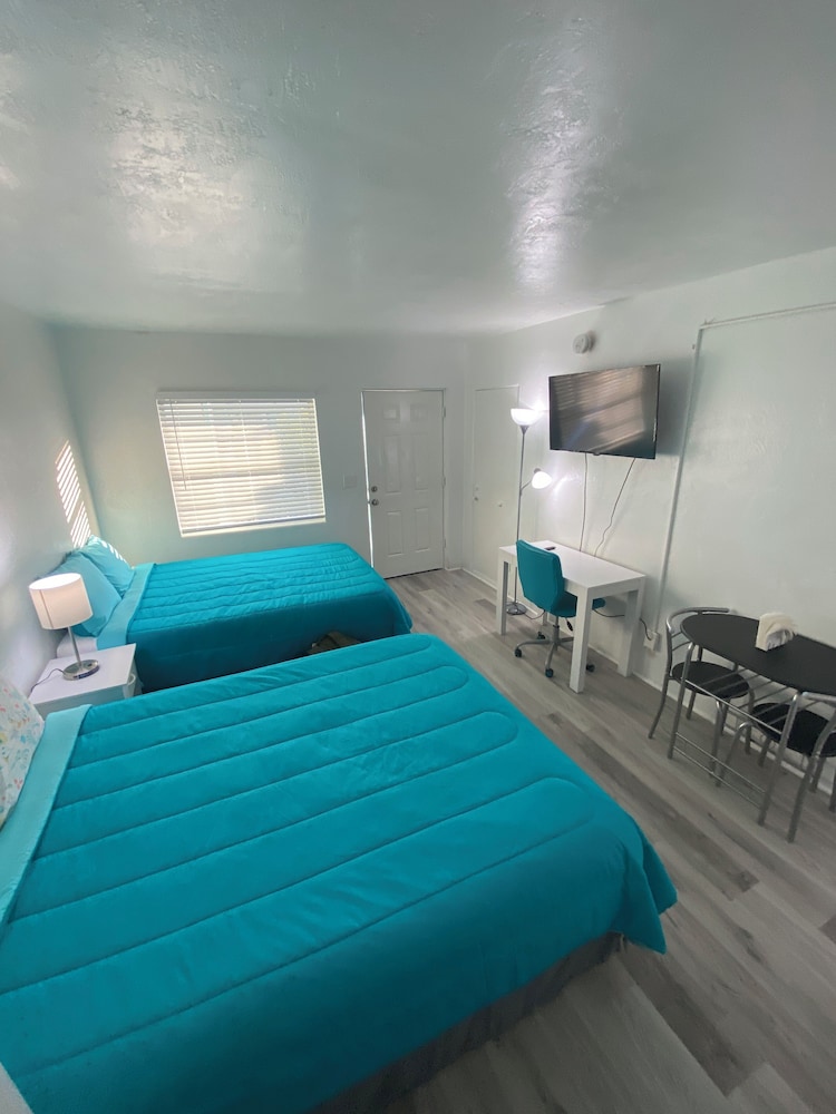 Uptown Inn & Suites - photo 13