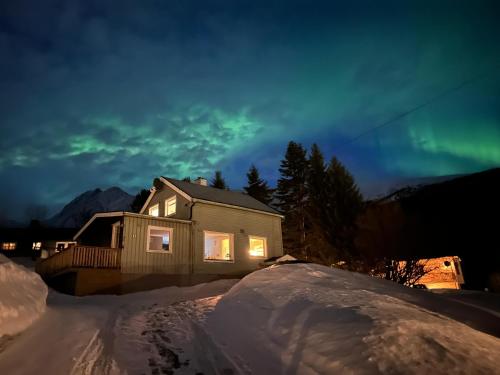House with garage in central Lyngen — 4-Star Luxury Hotel in Lyngseidet, Norway
