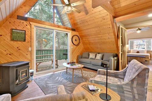 Whispering Woods Big Bear Central Resort Cottage in Big Bear Lake, United States
