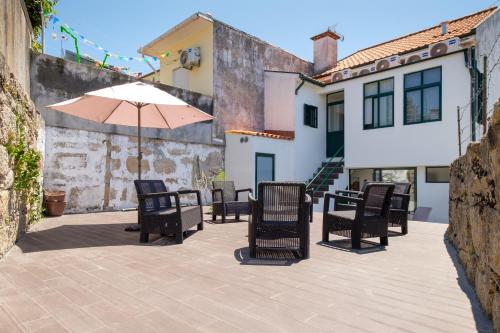 Entire House with 4 Master Suites Hot Tub & Backyard Central Location — 4-Star Luxury Hotel in Vila Nova De Gaia, Portugal