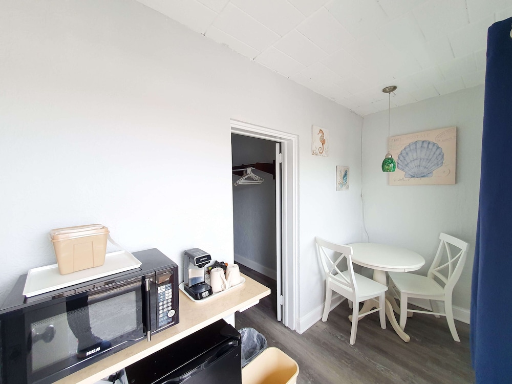 The Coral Sands Motel - photo 8