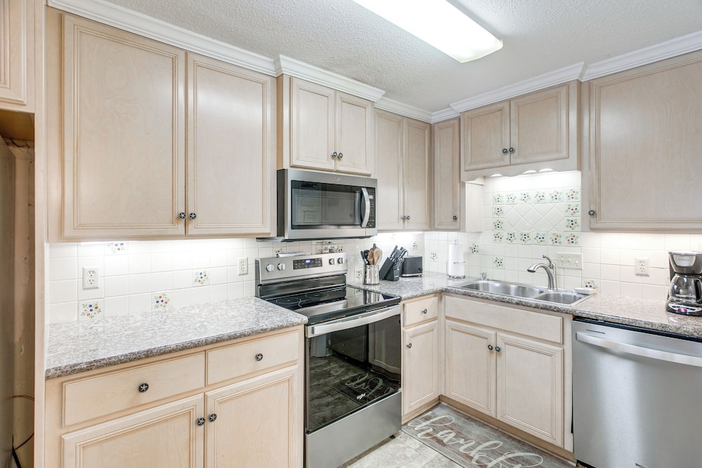 Resort style Condo in St Simons 1 Mi to Pier - photo 7