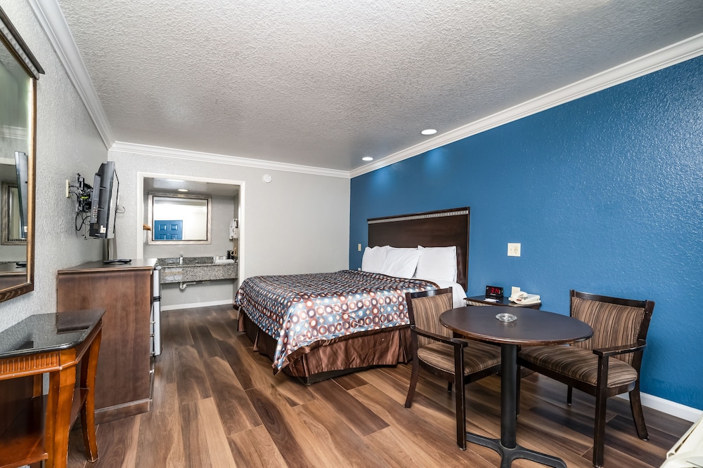 GatorTown Inn - photo 7