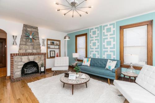 1960s Gem Close to Downtown And In a Quiet Area — 4-Star Luxury Hotel in Cedar Rapids, United States