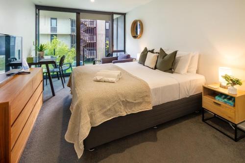 Charming Studio & 1 BR Retreat in CBD with Parking — 4-Star Luxury Hotel in Christchurch, New Zealand