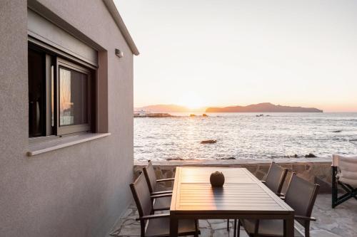 Paradise for Couples Next to Soothing Waves — hotel in Galatas