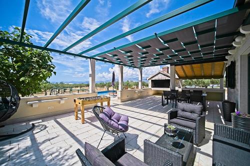 Secluded vacation house Bračuta with swimming pool — 4-Star Luxury Hotel in Pucisca, Croatia
