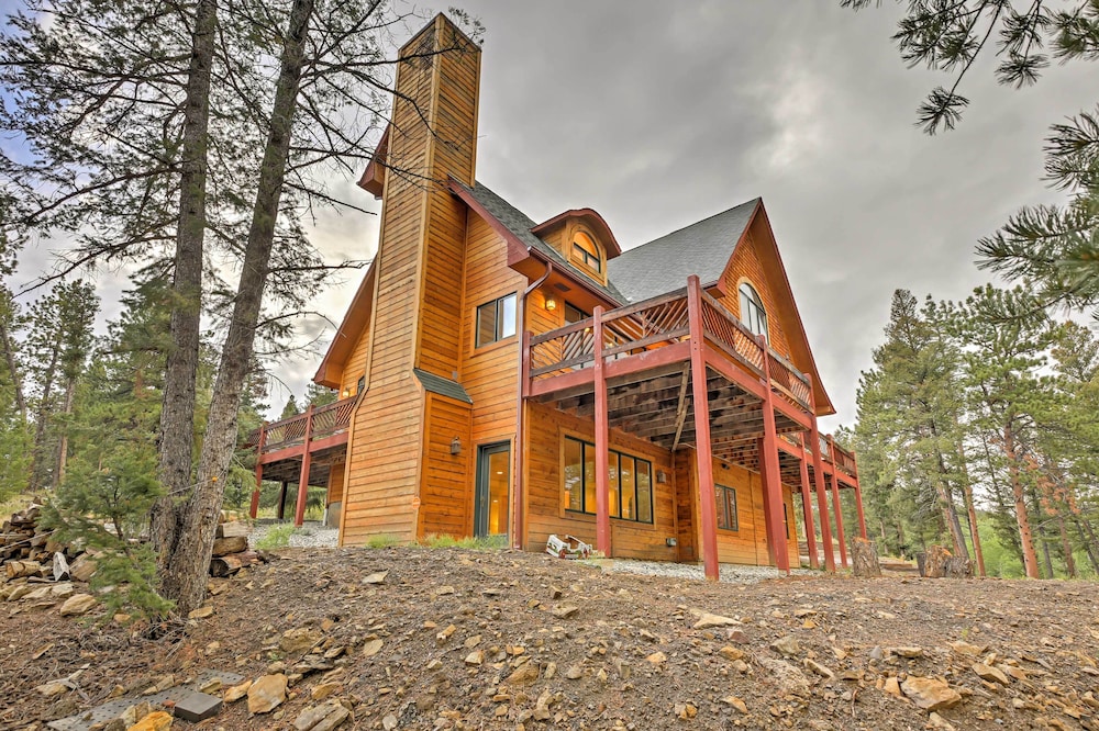 Expansive Hartsel Home with Mtn Views Near Hiking — 4-Star Luxury Hotel in Hartselle, United States