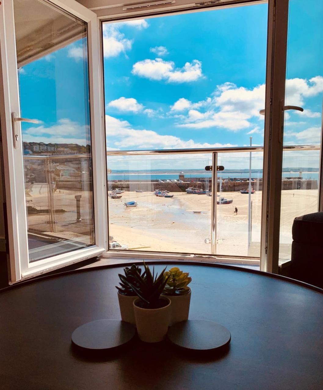 Beach House Apartment 1 St. Ives harbour front apartment with stunning views — 4-Star Luxury Hotel in St Ives, United Kingdom