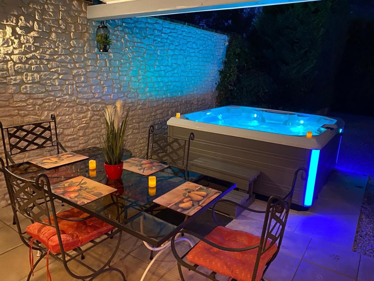 Mas Beau Soleil & SPA Cottages Decharme Avec Jacuzzi&Jardin Prives — 4-Star Luxury Hotel in Saint-Remy-De-Provence, France