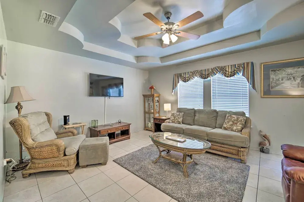 Deck and Pool Access Long Island Village Escape — hotel in Port Isabel