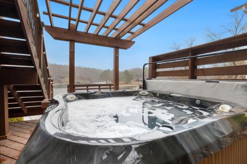 Dock Holiday Hot Tub Private Dock in Bella Vista, United States