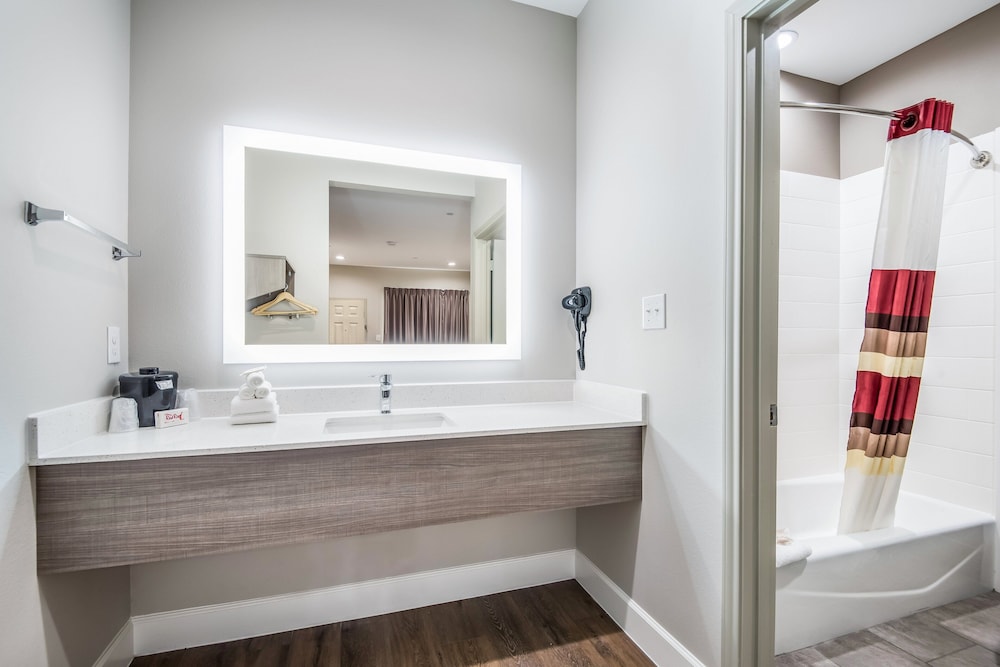 Red Roof Inn Baytown - photo 22