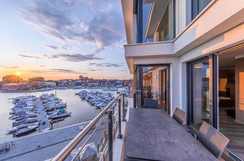Auszeit Yoga Apartment mit Kamin & Balkon in der Hafenresidenz — 4-Star Luxury Hotel in Waren, Germany