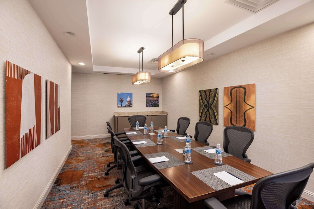 DoubleTree Suites by Hilton Austin Downtown Capitol - photo 46