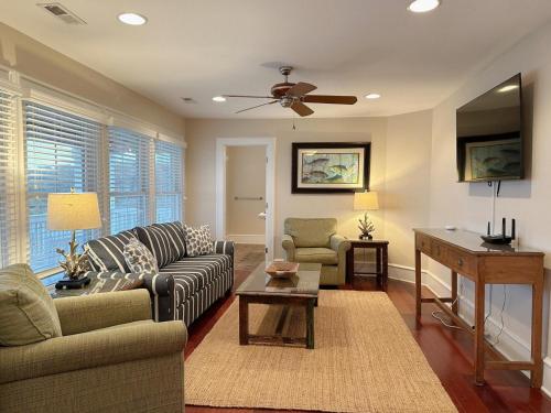 SH455 Hotel California in Southern Shores, United States