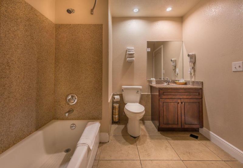 Edgewater Inn Reedley - photo 9