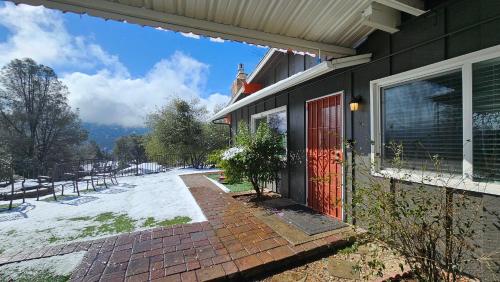 Yosemite Gateway Cottage King Suite Mountain Views — 4-Star Luxury Hotel in Oakhurst, United States