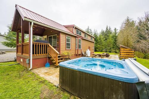 ElkCreek Inn Creekside tiny home — 4-Star Luxury Hotel in Forks, United States