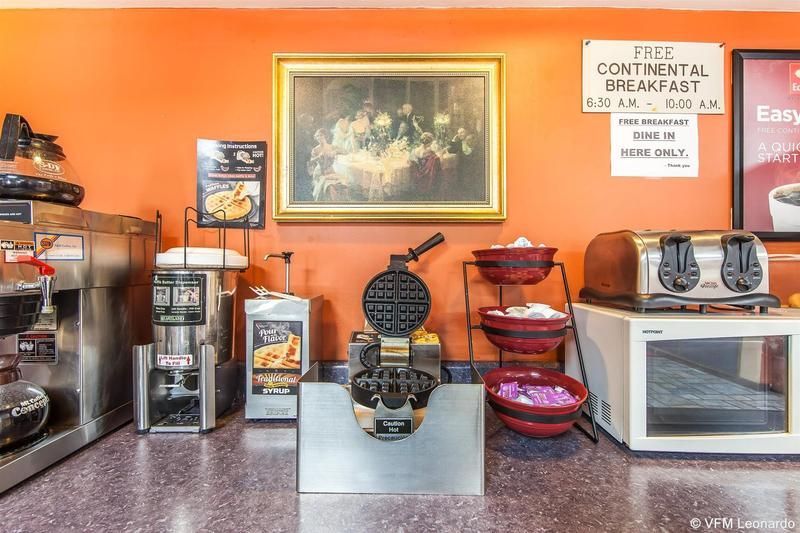 Econo Lodge Cleveland - photo 8