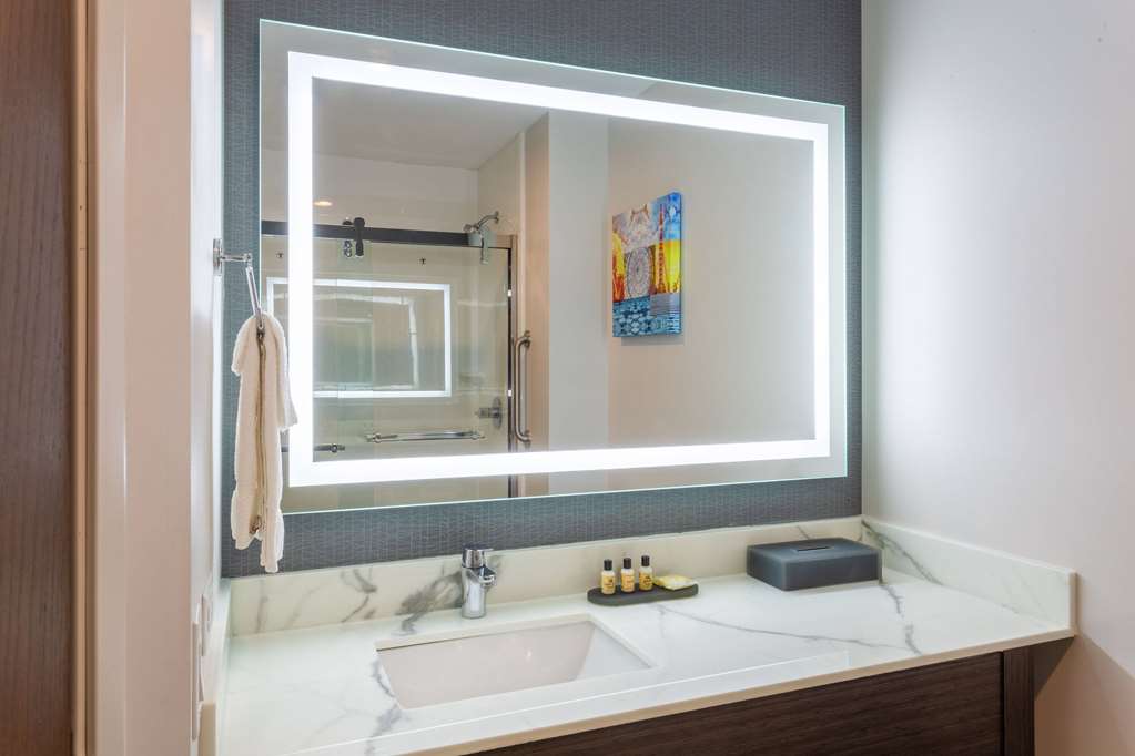 La Quinta Inn & Suites by Wyndham Shorewood - photo 29