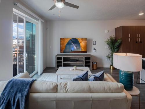 Convention Ctr Luxury 1BR Pool Gym Hot Tub — 4-Star Luxury Hotel in Salt Lake City, United States