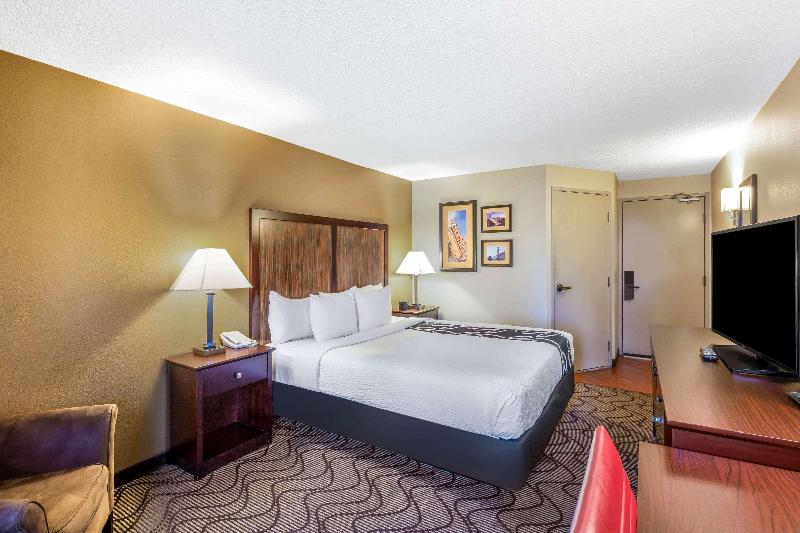 La Quinta Inn & Suites Oakland Airport Coliseum - photo 15