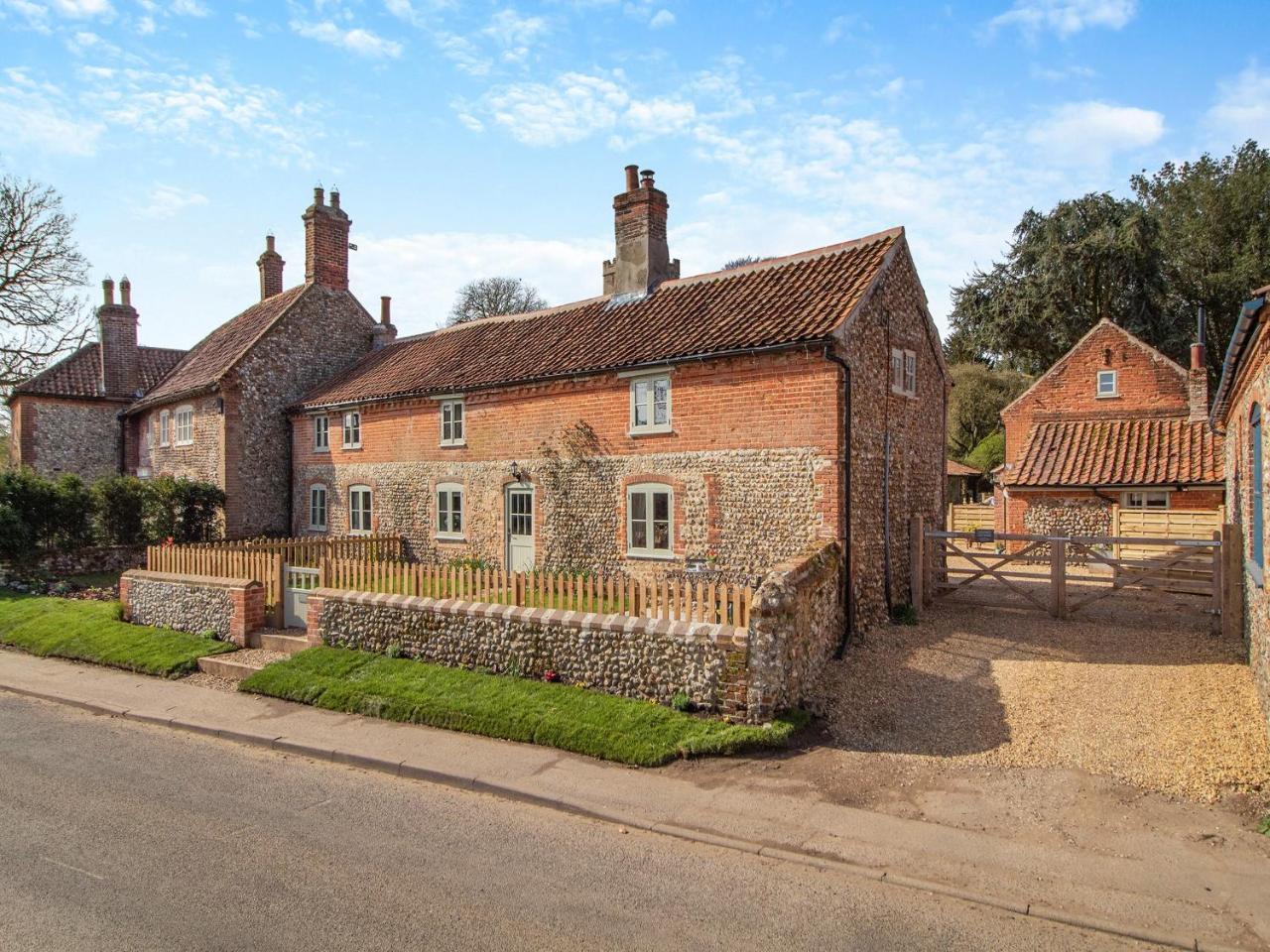 Cherry Tree Cottage Uk30237 — 4-Star Luxury Hotel in Fakenham, United Kingdom