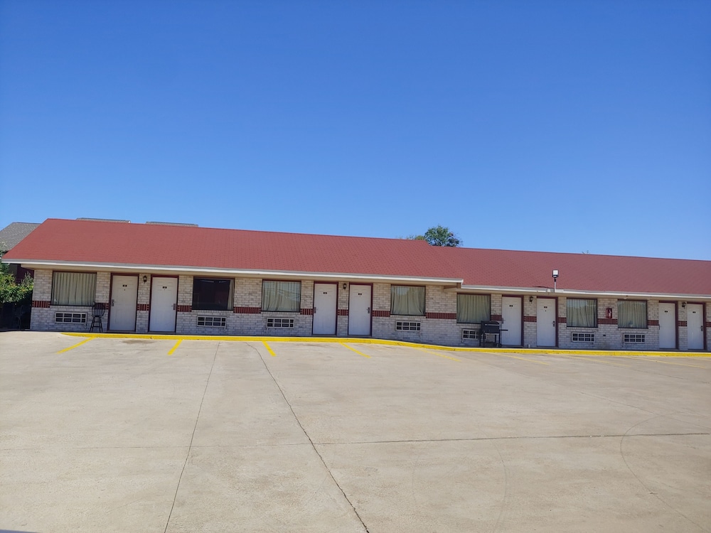 Brooks City Executive Inn - photo 18