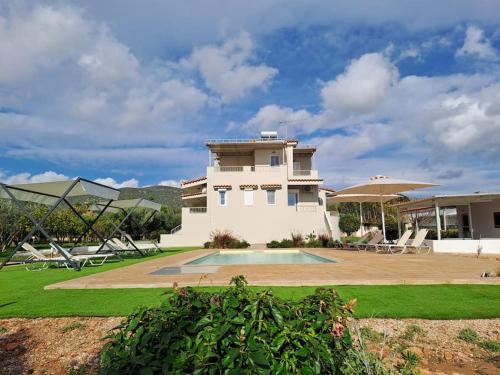 Eleni's Pool Villa — 4-Star Luxury Hotel in Kato Soulion, Greece