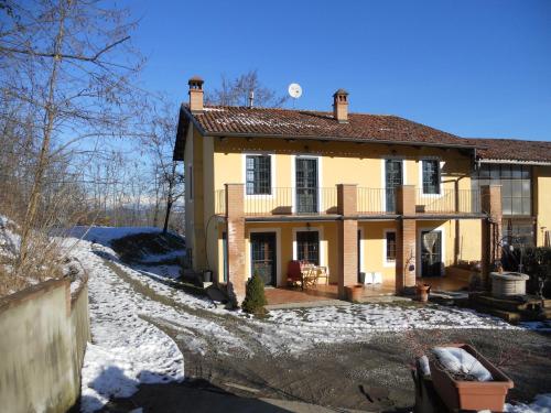Casale immerso nel bosco a Casalborgone con piscina all'aperto — hotel in Casalborgone