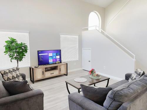 Newly Remodeled Pool Villa 3BD 3BA By Summerlin