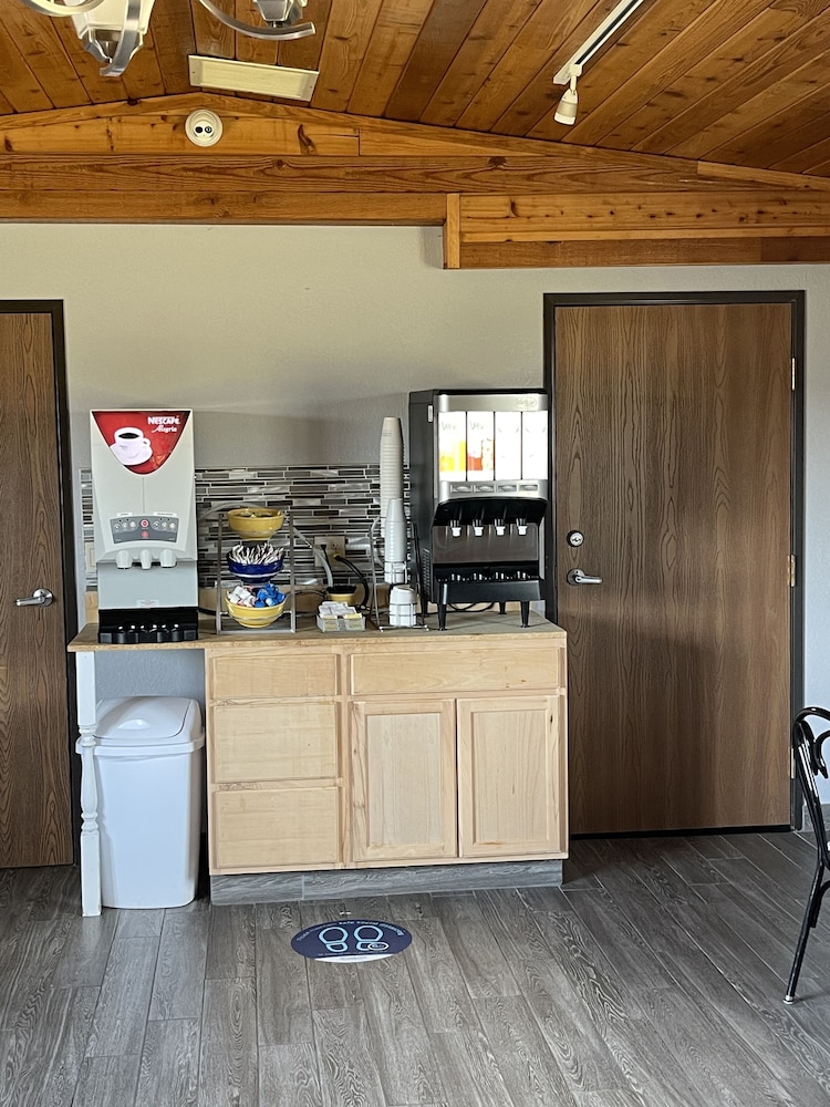 Days Inn by Wyndham Alpena - photo 25