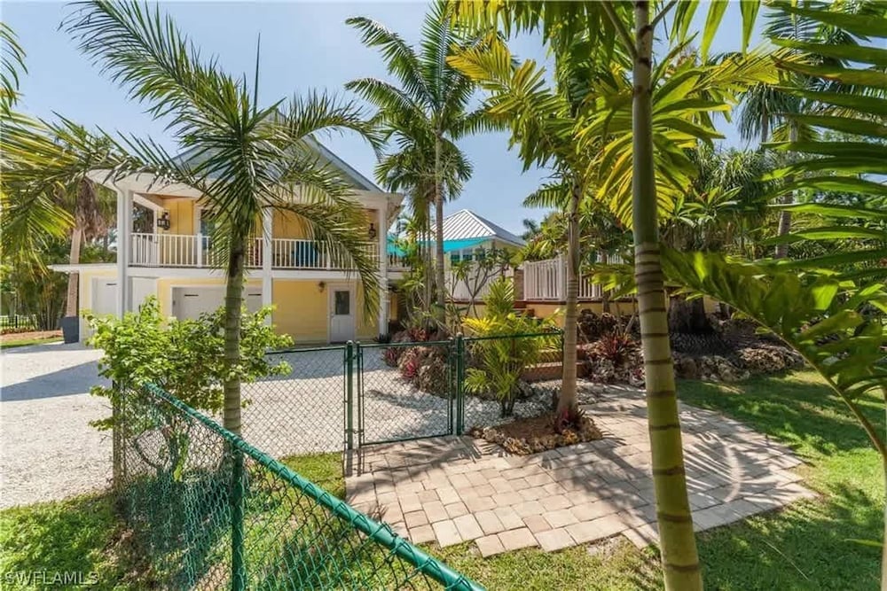 NEW Jungle Paradise Treehouse Suite With Resort Amenities Elevator Access Outdoor Kitchen Lagoon Lazy River Pool RV Hook up - photo 7