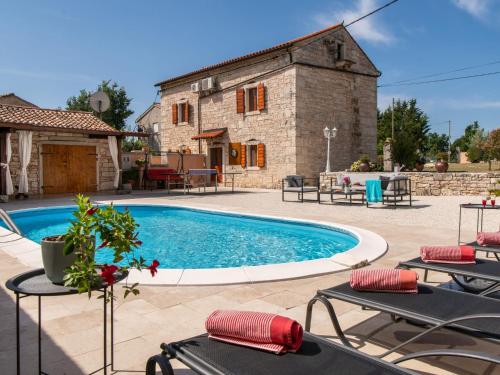 Typical Istrian Villa Casa Smolica with pool — 4-Star Luxury Hotel in Barban, Croatia