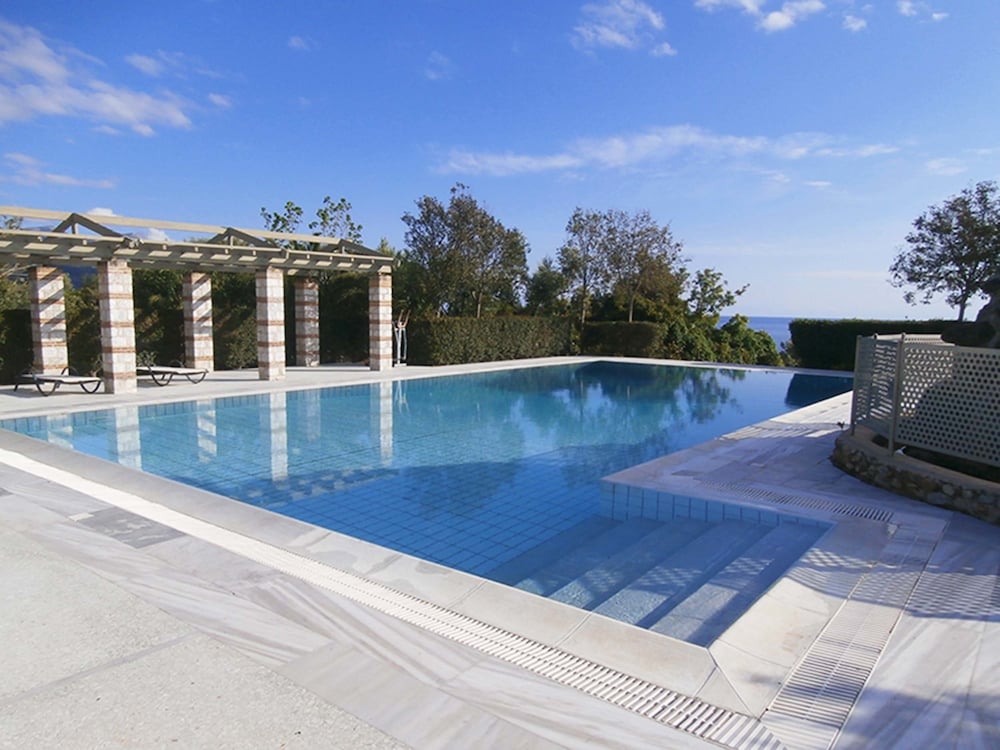 Maniatiko Village — 4-Star Luxury Hotel in Neochori, Greece