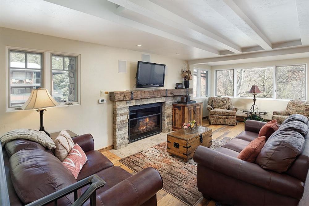 Fasching Haus Unit 8 Deluxe Condo w A C Private Deck 2 Blocks to Downtown — 4-Star Luxury Hotel in Aspen, United States
