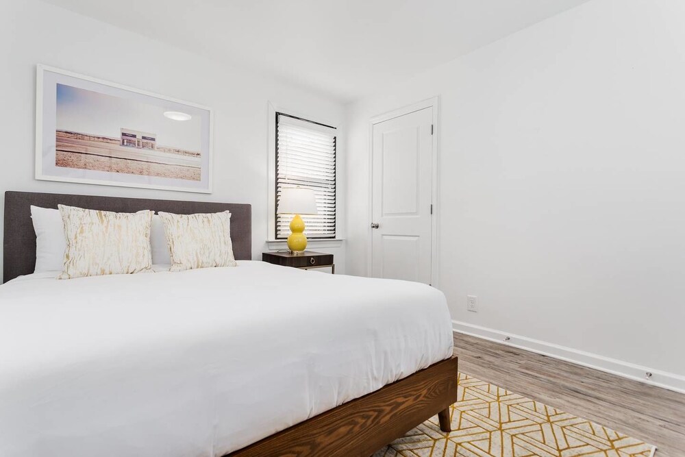 8 BRs Comprised of 4 2BR Suites by Domio - photo 16