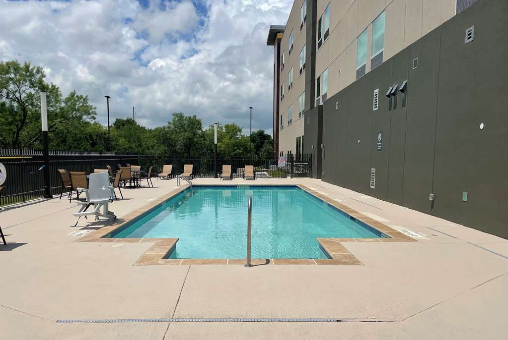 La Quinta Inn & Suites by Wyndham San Antonio Seaworld LAFB - photo 5